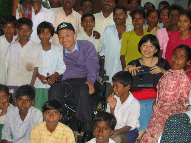 アジア太平洋障害者センター　インドの子供たちに囲まれたトポン・クルカンチット（故人・中央）とサワラック・トンクウェイ（右）