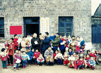 江西省の郷鎮レベルでのワクチン一斉投与を視察中の千葉元JICA中国ポリオ対策プロジェクト・チーフアドバイザー中央左）と農村の人々