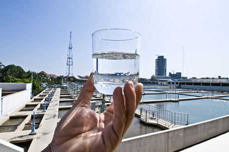 プンプレック浄水場とコップの水
